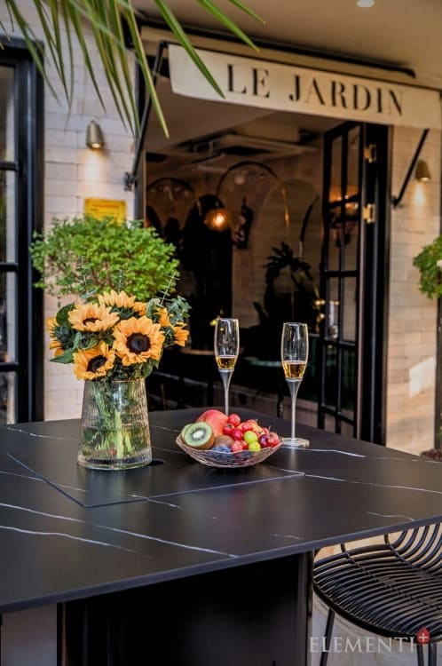 Mesa de bar con chimenea de gas - diseño de mármol cerámico