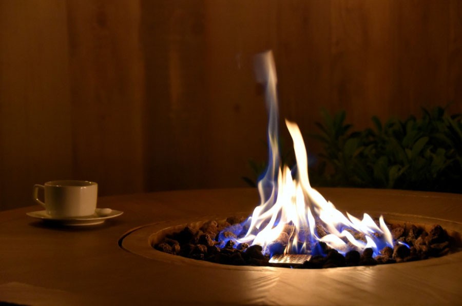 Mesa de bar con chimenea de gas - diseño de barril de madera