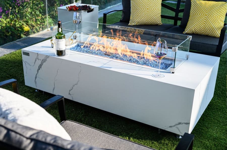 mesa blanca con chimenea de gas para el jardín en la terraza