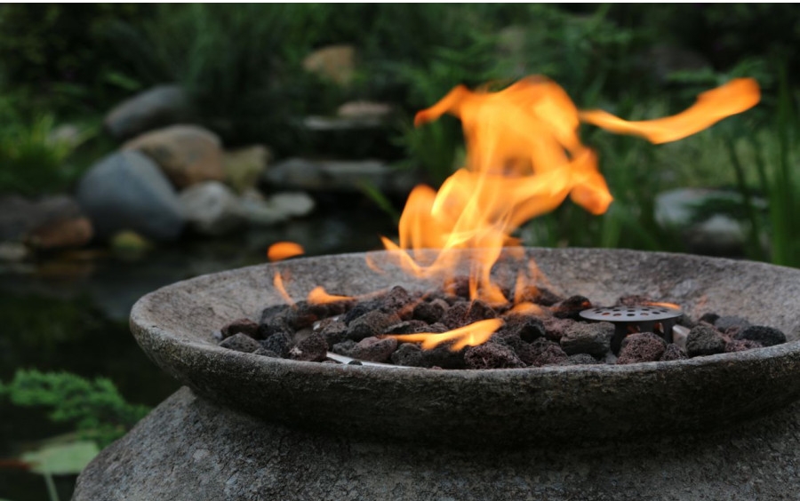 chimenea de gas a la casa en la terraza